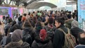 Mecidiyeköy metrobüs istasyonu felç oldu. 3 gündür merdivenler çalışmıyor. Metrobüs iniş ve çıkışlarında adım atacak yer yok!