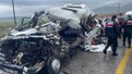 Korkunç kaza. TIR ile yolcu minibüsü çarpıştı: 5 kişinin hayatını kaybettiği feci kaza sonrası minibüs adeta kağıt gibi paramparça oldu