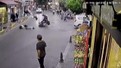 Skuterla motosiklet çarpıştı, 2 kız çocuğu takla atıp yere savruldu! Feci kaza saniye saniye kamerada