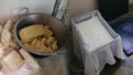 Peyniri ve kaymağı böyle ürettiler. Suriye uyruklu işletme sahibine ceza yağdı. Peynir ve kaymaklar imha edildi. Bazı ürünler yerde bulundu