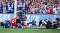 Ünlü futbolcudan tüm dünyayı üzen haber. Bu pozisyonun ardından yapay komaya alındı