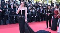 Türkiye'nin güçlü sesi göz kamaştırdı. Ebru Yaşar Cannes'a damga vurdu.  Kırmızı halıda yürüdü dünya basını onu konuştu