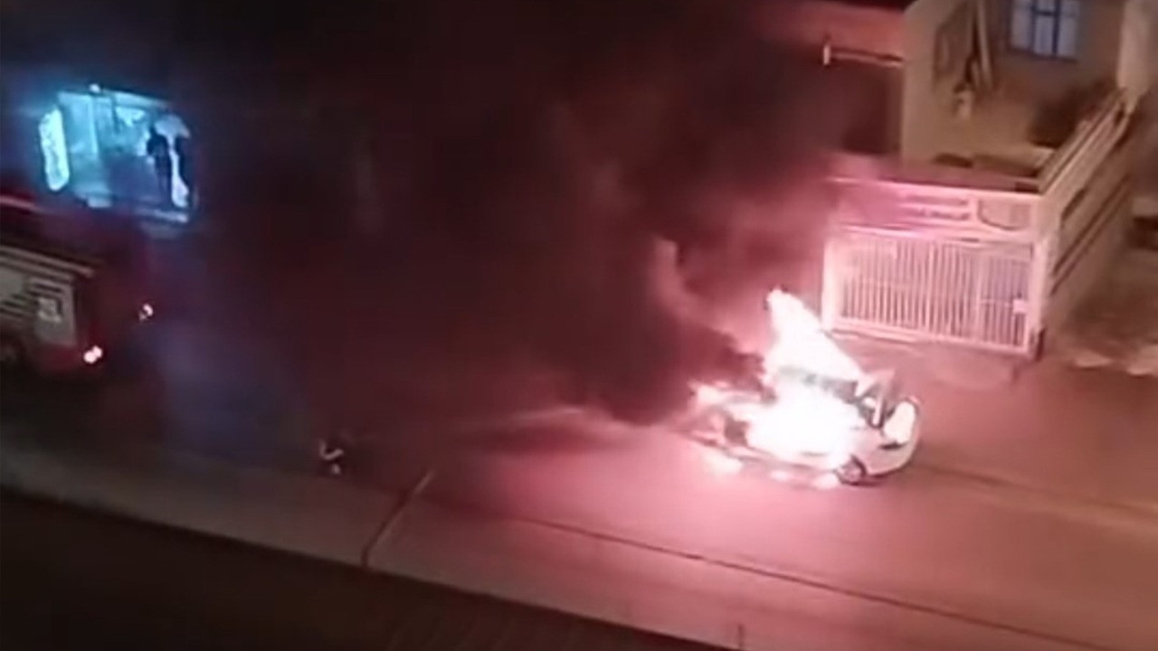 Adana'da otomobil alev alev yandı