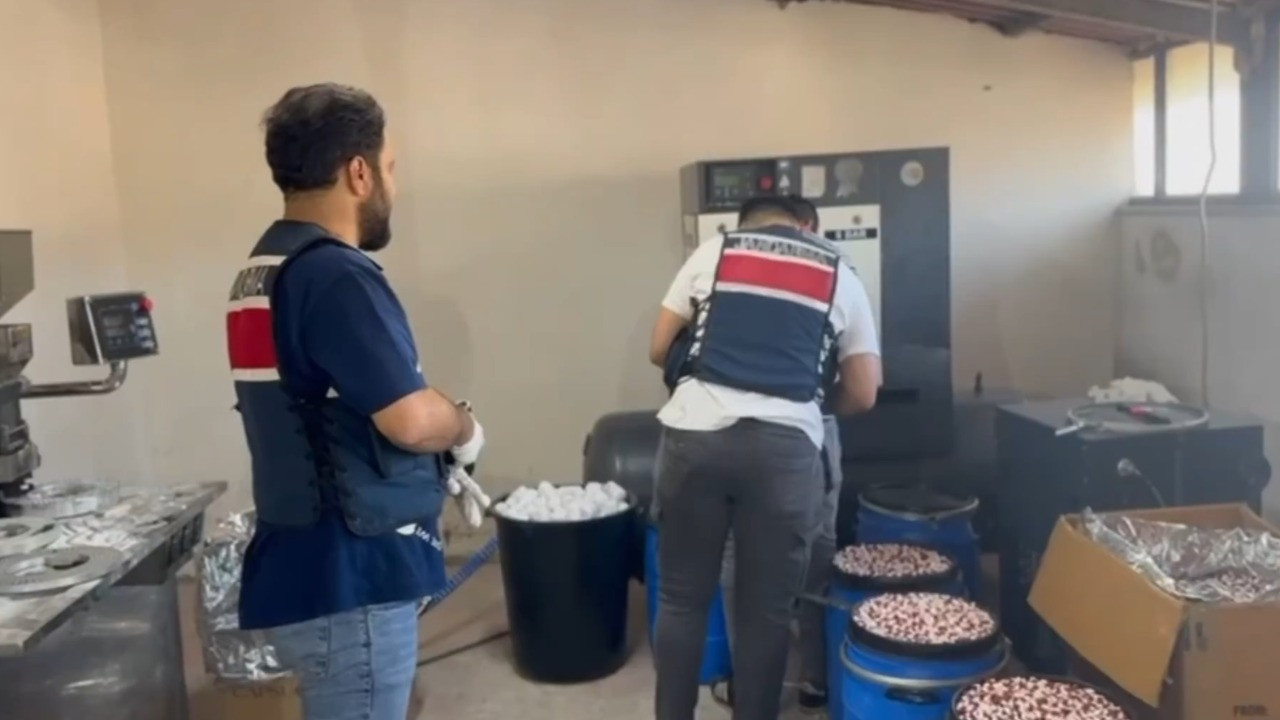 İstanbul'da uyuşturucu operasyonu: 847 bin 600 hap ele geçirildi! Tutuklandılar