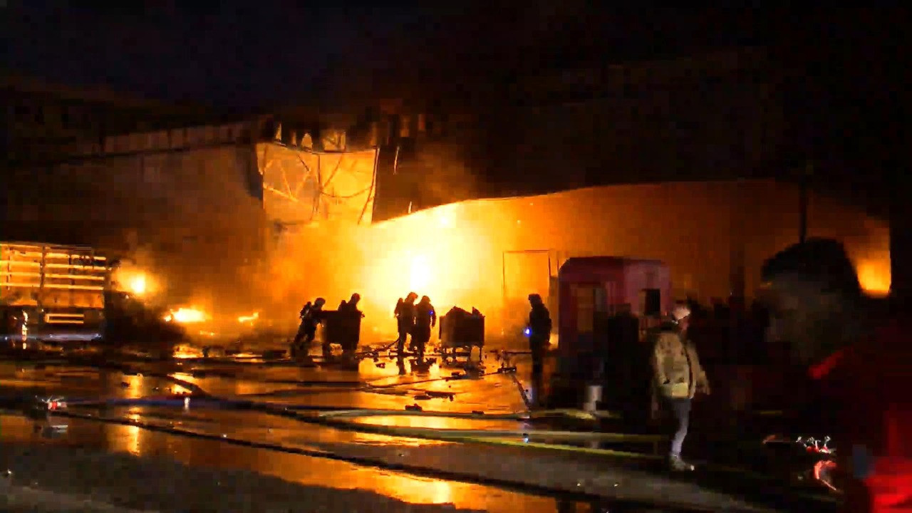 Başakşehir'de gökyüzü gri renge büründü! Kargo deposunda korkutan yangın