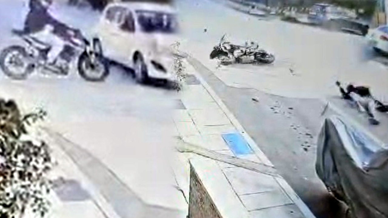 Feci kaza! Motosiklet sürücüsü can verdi