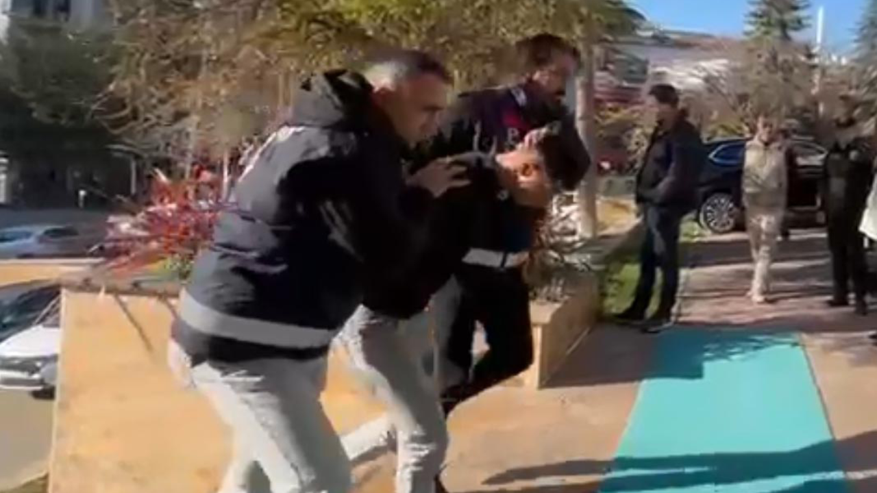 Sokak ortasında dehşet! Tartıştığı arkadaşını öldürdü