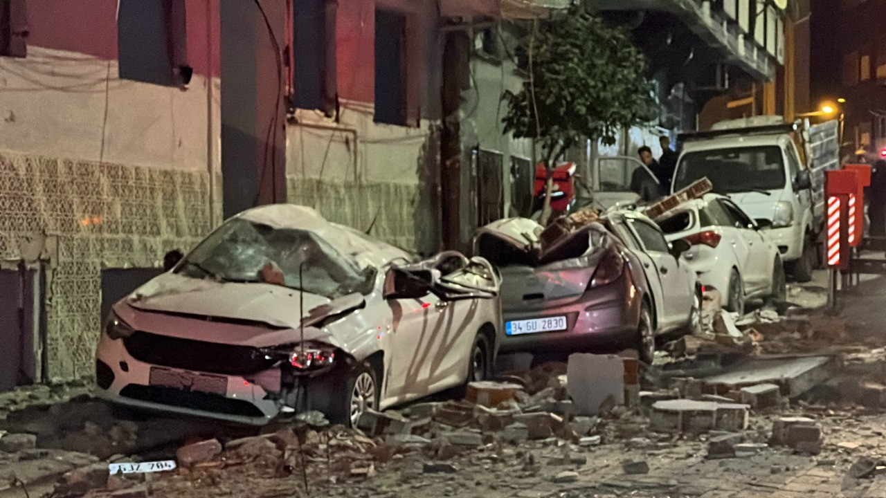 İstanbul’da korkutan görüntü! 4 katlı bina çöktü, sokak savaş alanına döndü