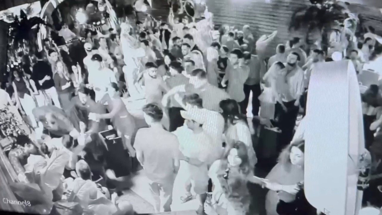 Beyoğlu’nda dehşet anları kamerada! Mekanda sarkıntılık iddiası: Kafa attı, boğazını kesti