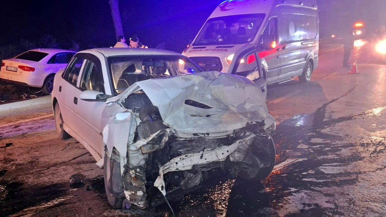 Korkutan kaza! İki otomobil çarpıştı:Yaralılar var