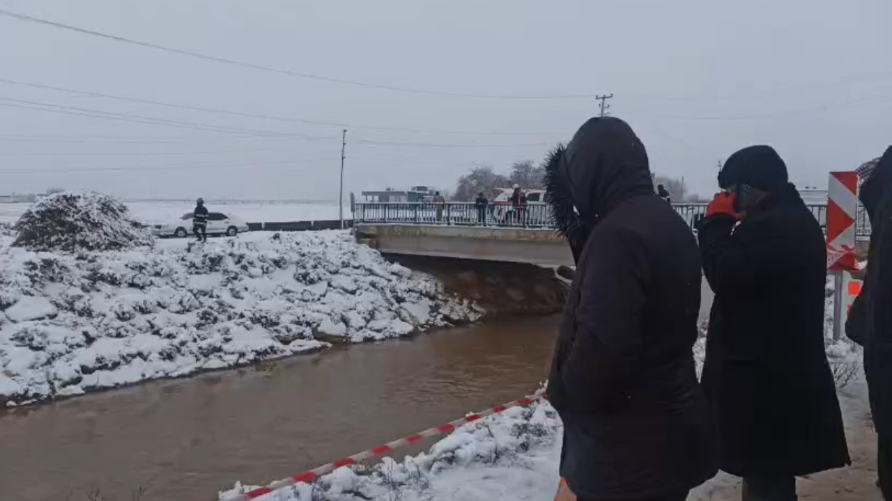 Otomobil sulama kanalına düştü! Baba ve 3 çocuğu aranıyor