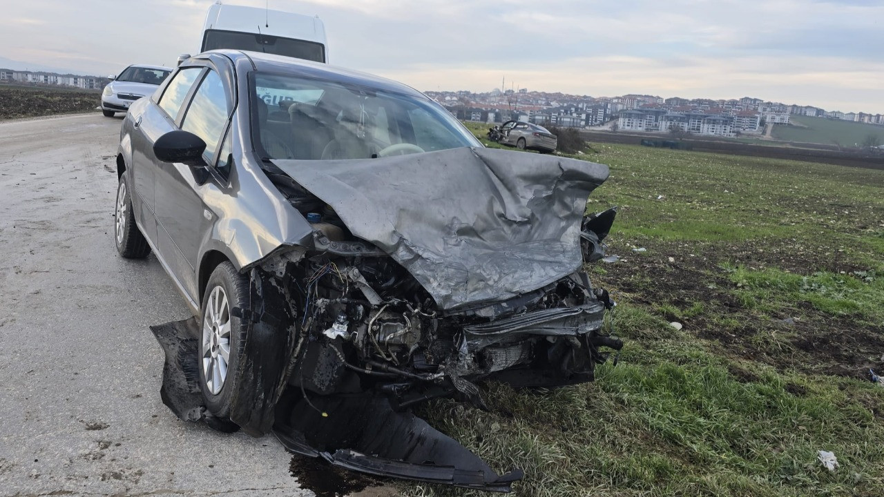 Feci kaza! Otomobil tarlaya uçtu: Yaralılar var