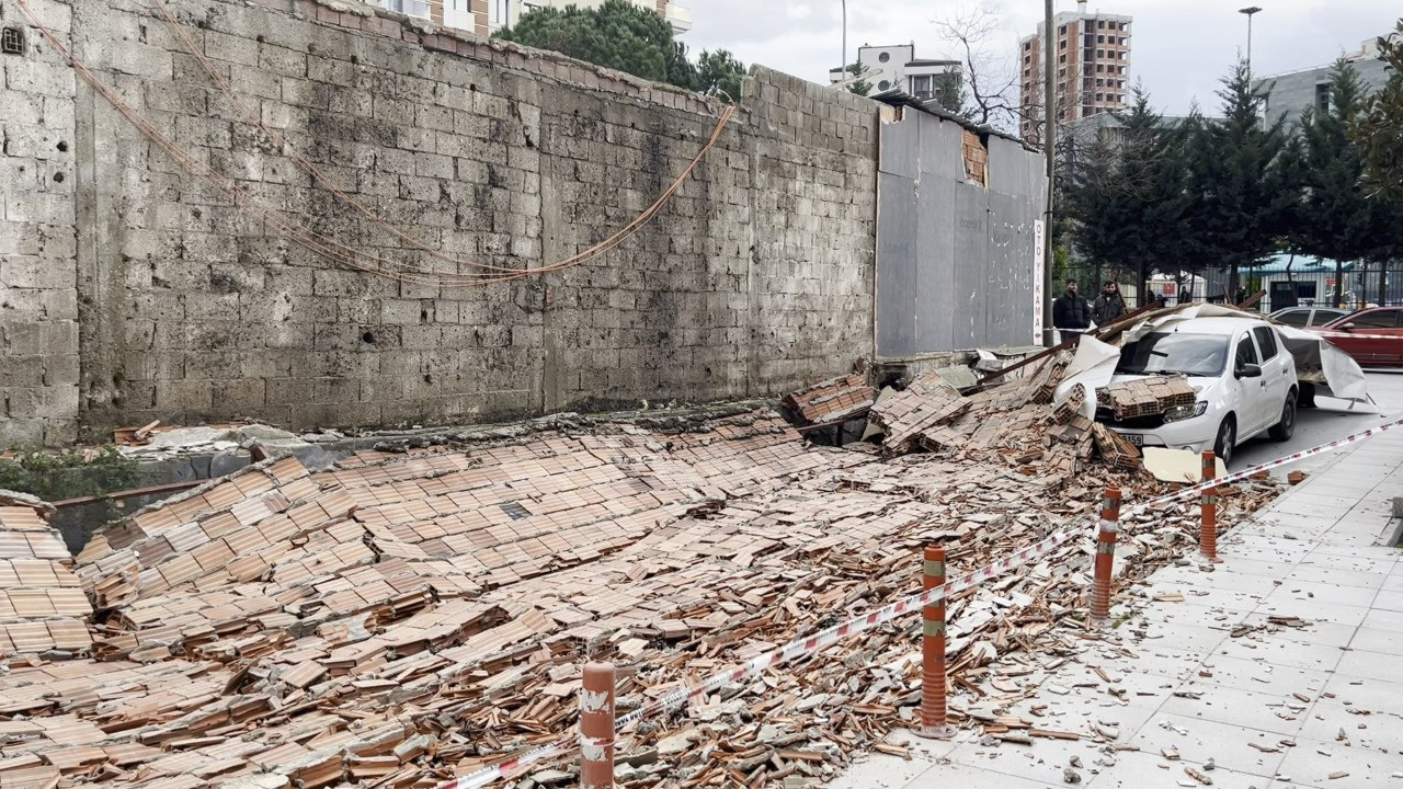 İnşaat duvarı otomobilin üzerine yıkıldı! Sokak trafiğe kapatıldı