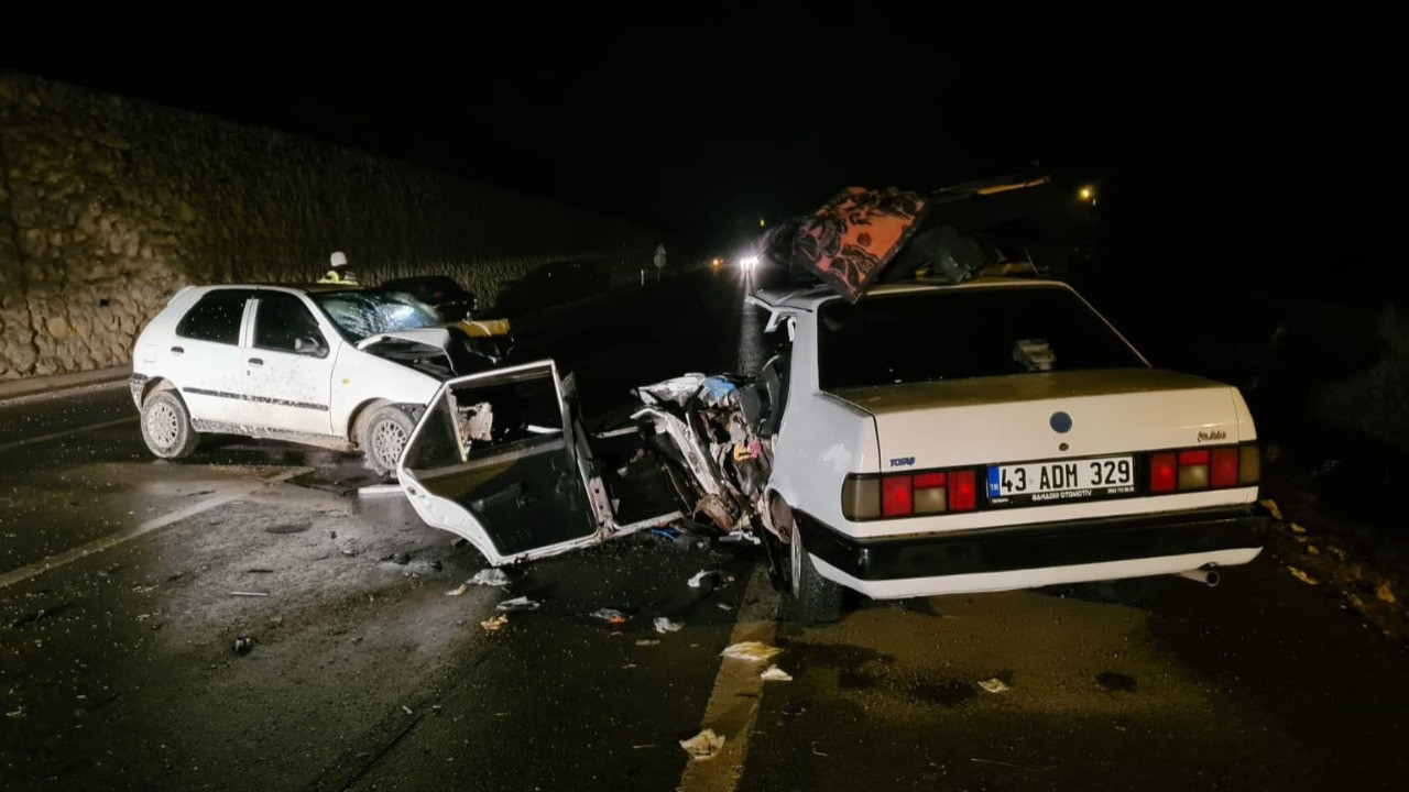 Feci kaza! Otomobiller kafa kafaya çarpıştı: Yaralılar var