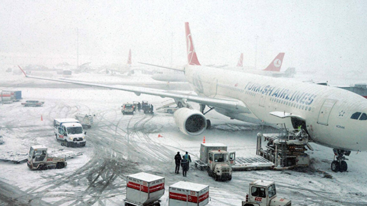Çok sayıda uçuşa kar engeli! 31 Aralık seferleri iptal