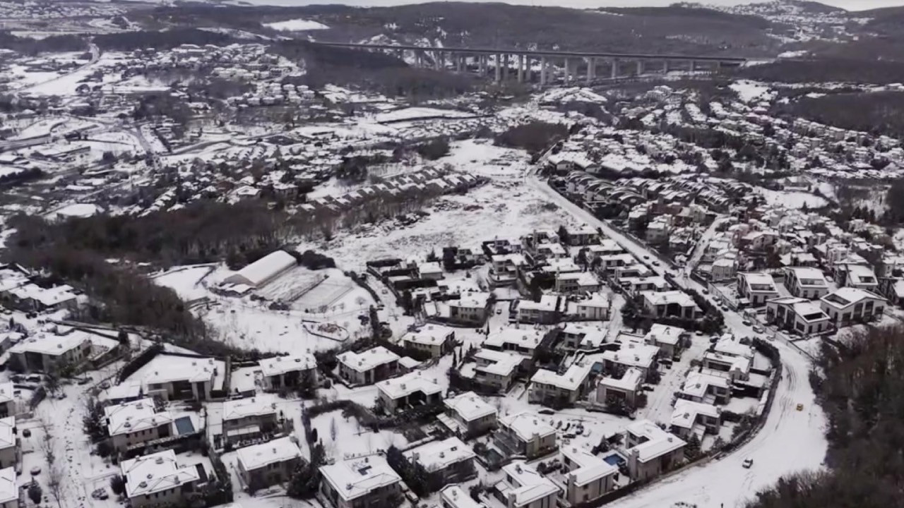 İstanbul beyaza büründü! Lapa lapa kar yağıyor... AKOM'dan uyarı geldi