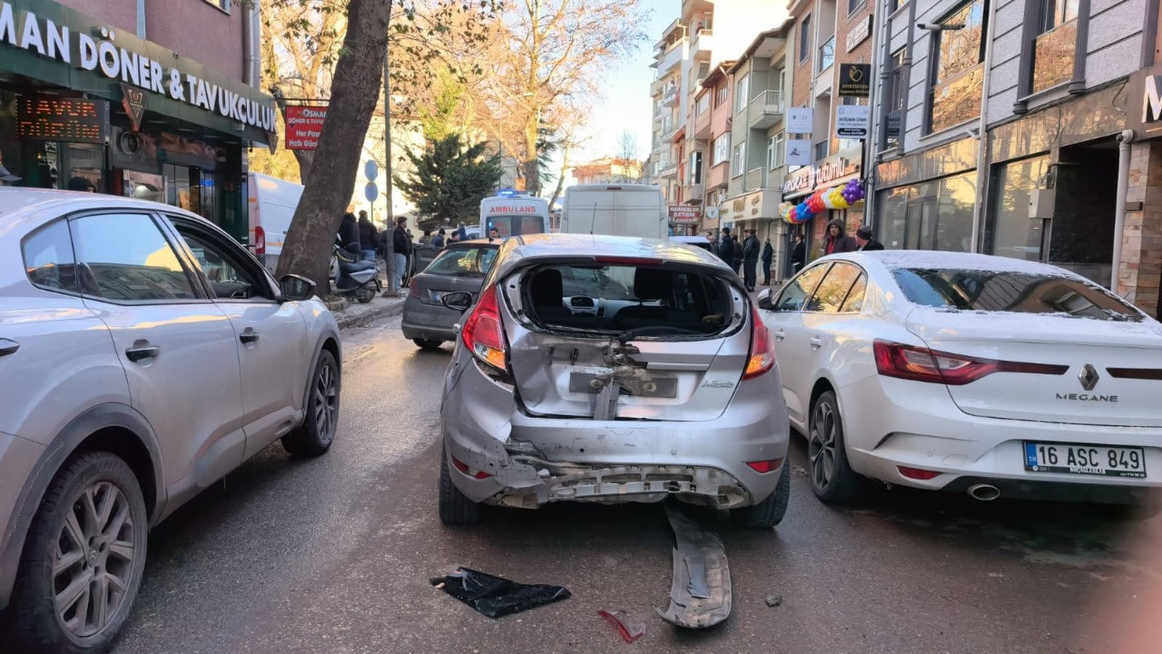 Feci kaza! Minibüs otomobille çarpıştı: Yaralılar var
