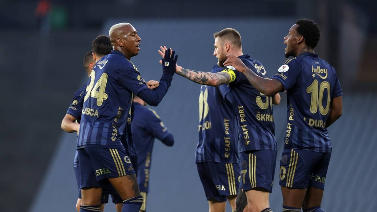 Fenerbahçe transfer ateşini yaktı! Yıldız futbolcu imzayı attı