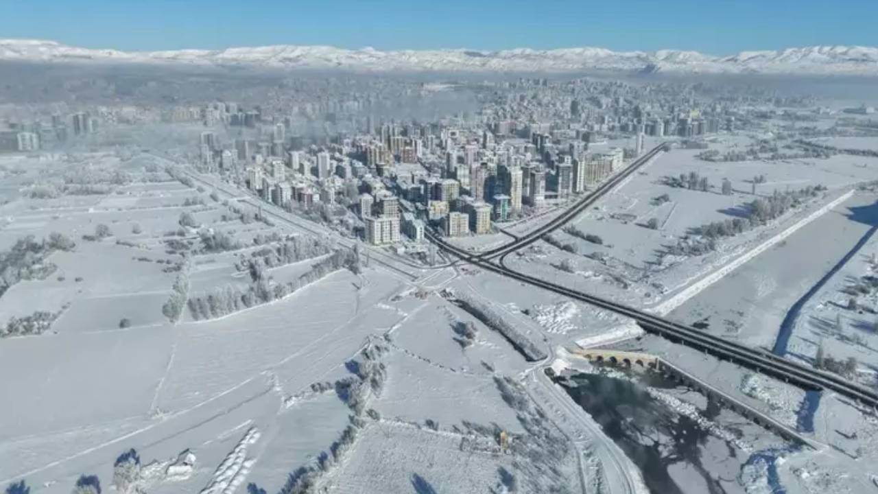 Sivas buz kesti: 227 yerleşim yeri yolu kapalı