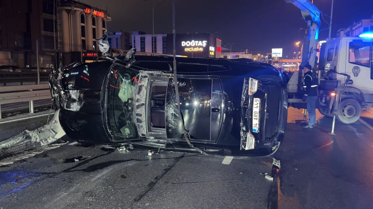 Korkutan kaza! 3 araca çarpan otomobil takla attı!