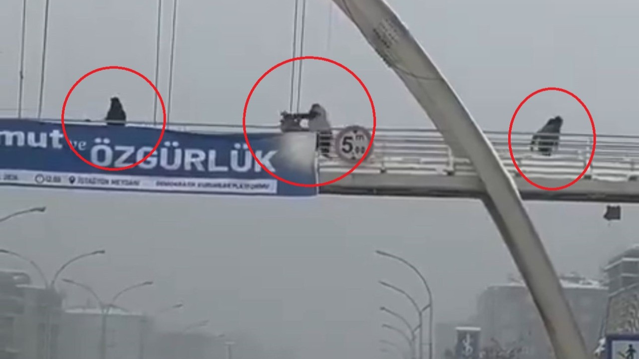 Dehşete düşüren olay! Kar topu atan çocukları yumruklayıp yerde tekmeledi