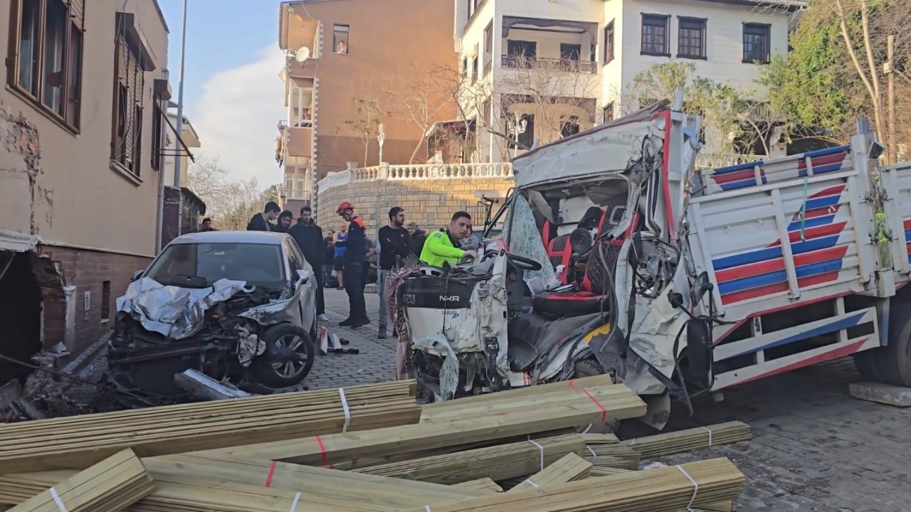 Beykoz'da dehşet! Kamyon dükkana girdi: 1'i turist 2 ölü