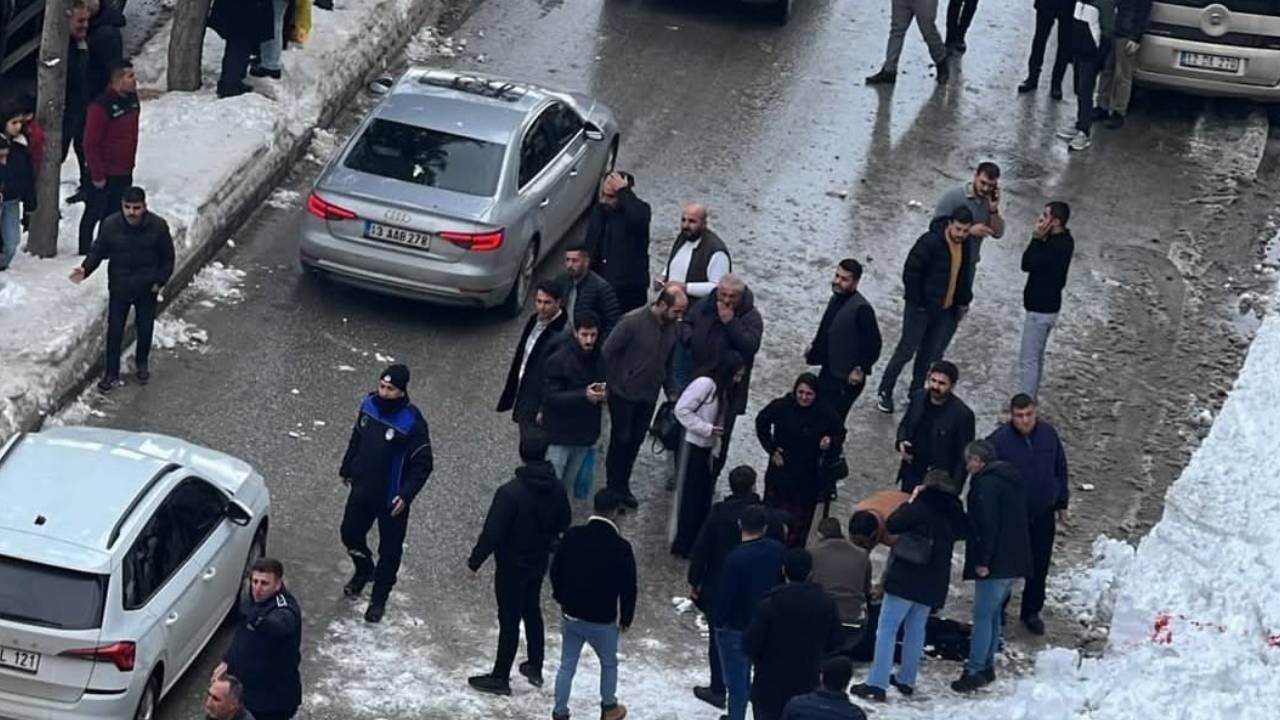 Bitlis'te yürekleri yakan ölüm! Çatıdan düşen kar sonu oldu: Ayşe hayatını kaybetti