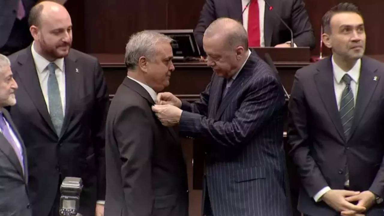 Üç milletvekili AK Parti'ye katıldı! Rozetlerini Cumhurbaşkanı Erdoğan taktı