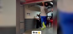 Talihsiz anlar saniye saniye kamerada: Ünlü basketbolcu Dwight Powell ısınırken kafasını kirişe vurdu
