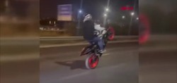 Canını hiçe saydı! Haliç Köprüsü'nde motosiklet sürücüsünün tehlikeli hareketleri kameraya böyle yansıdı