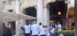 Yumruklar havada uçuştu! İtalya'nın ünlü restoranında garsonlar, müşterileri evire çevire dövdü