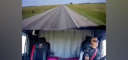 Az kalsın canından oluyordu! Rusya'da bir kamyon sürücüsü, arka tarafta bulunan yemeğini almaya çalışırken kamyonu böyle devirdi