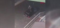 Pendik'te sel sonucu alt geçitte mahsur kalan vatandaş merdiven korkuluklarına atlayarak kurtuldu. O anlar kameraya böyle yansıdı