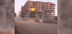 Gaziantep'te ağır hasarlı 7 katlı bina, yıkım sırasında çöktü. O anlar kameraya böyle yansıdı