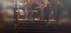 Yumruklar havada uçuştu! Kafede kadınların tekme tokat kavgası kamerada