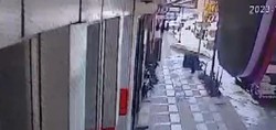 Kamyonun çarptığı tabelanın altında kalan adam ölümden döndü! Feci kaza kameraya böyle yansıdı