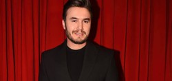 Görüntüler sosyal medyada gündem oldu! Mustafa Ceceli, mağaza açılışında 100 kişiye konser verdi