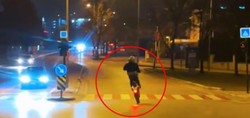 Motosikletin ön tekerini kaldırıp, trafiği tehlikeye attı! O anlar kamerada