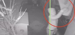 İzmir'de tepki çeken olay! Lokantanın önünde asılı olan Türk bayrağını kopardı