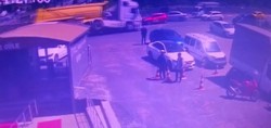 Sultanbeyli'de feci kaza kamerada! Hafriyat kamyonu otomobilin üzerinde devrildi