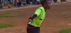 Güney Afrika'da şoke eden görüntü! Yardımcı hakem güvenlik sebebiyle elinde silahla maç yönetti
