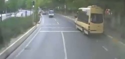 Esenyurt'ta facianın eşiğinden dönüldü! TIR şoförü, kırmızı ışıkta geçen yayaları son anda fark edip böyle durdu