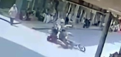 Manisa'da 3 motosiklet kafa kaya çarpıştı! 2 kişinin yaralandığı ilginç kaza güvenlik kamerasına yansıdı