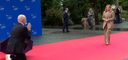 Kimse bunu beklemiyordu: Arnavutluk başbakanı Edi Rama, Meloni'yi diz çökerek karşıladı