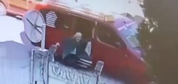 Sakarya'da korku dolu anlar kamerada: Dolmuştan inmek isteyen kadın metrelerce sürüklendi