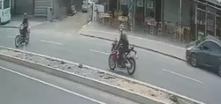 Adana'da iki sürücünün ağır yaralandığı motosiklet kazası kamerada