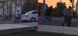 Yumruklar havada uçuştu! Arnavutköy'de iki sürücünün yol verme kavgası kameraya böyle yansıdı