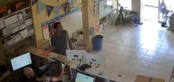 Yozgat'ta şoke eden hırsızlık kamerada: Şans oyunları bayisine girdi, kupon doldurma bahanesiyle 35 bin lira değerinde kazınmamış 'kazı kazan' çaldı