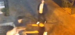 Sultangazi'de boks ringlerini aratmayan görüntü! Sokak ortasında tekmeli yumruklu kavga kameraya böyle yansıdı