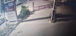 Adana'da bir kadın, sokakta karşılaştığı eski kocasını vurdu! O anlar saniye saniye kameraya yansıdı